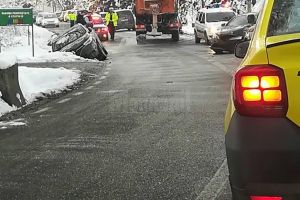 Accident provocat de un tânăr de 20 de ani, care a forţat o depăşire la ieşirea din ...