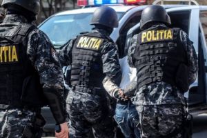 Bărbat reţinut după ce a vrut să dea cu maşina peste o tânără din Târgu-Cărbuneşti