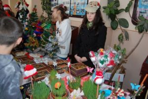 Elevii de la I.L. Caragiale vor vinde decoratiuni realizate manual, pe 5 decembrie, in incinta liceului. La ce vor fi folositi banii