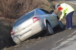A oprit la semnalul poliţiştilor …în şanţ!