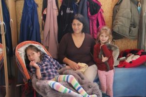 Maria Pădure (9 ani), o copilă din Prahova pentru care internările şi operaţiile anuale au devenit un „stil de viaţă”, are nevoie de o baie şi lemne pentru iarnă