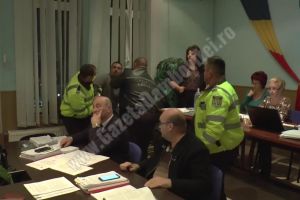 Cetăţean agresat de Poliţia Locală Moreni, sub ochii consilierilor care votau majorarea impozitelor
