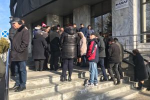 Angajatii de la Finante Prahova continua sa protesteze in fata sediului