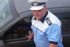 FOTO. Poliţist din Satu Mare, premiat pentru fapte de eroism. Cum i-a salvat viaţa unui bărbat