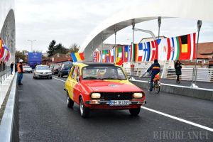 Podul Centenarului a fost inaugurat de o Dacie tricoloră, în prezenţa comisarului european Corina Creţu (FOTO)