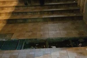 Pasajul de la Omnia e blestemat! Arata ca dupa bombardament, iar ploiestenii risca sa-si rupa picioarele din cauza gresiei inghetate