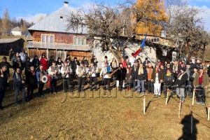 FOTO – VIDEO: O sută de stejari plantaţi de liberalii vrânceni şi ardeleni pentru Marea Unire