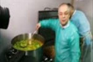 Boc a gătit la proiectul ”O masă caldă”. S-a inaugurat şi noua bucătărie a asociaţiei - VIDEO