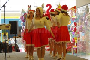 Zeci de copii şi persoane adulte cu dizabilităţi au prezentat ieri spectacolul „Deschide ...