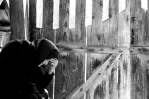 O femeie de 97 de ani din Prahova ar fi fost violată! Bătrâna neagă, dar medicii au găsit leziuni traumatice!