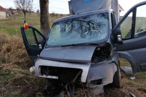 Accident pe DN 1: Doi răniţi, după ce o dubiţă a lovit un cap de pod în Borod (FOTO)