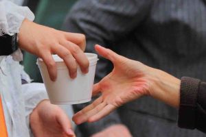 Primarul Emil Boc a gătit pentru clujenii nevoiaşi