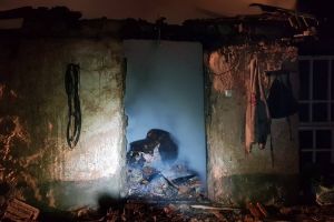 FOTOGALERIE. Cai morţi într-un incendiu. Flăcările au izbucnit de la o ţigară