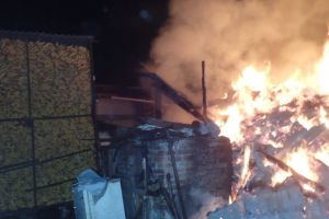 FOTO. Incendiu violent în judeţ: materiale combustibile, cuprinse de flăcări! Misiune dificilă pentru pompieri