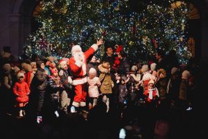 Primăria a făcut anunţul: Când vor fi aprinse luminile „Bradului de Crăciun” din centrul oraşului