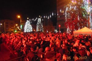 Ploiestenii au parte de spectacole in fiecare zi, pana pe 21 decembrie, pe scena din fata Palatului Culturii