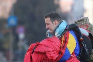 CENTENAR: Gabriel Pop a adus drapelul României din înaltul cerului de 1 Decembrie