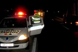 BEATĂ CRIŢĂ în stradă, gata să bage şi alţi OAMENI în NECAZ!