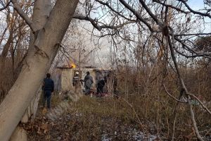 O colibă din pădurea Teiş, în care se adăpostea un om al străzii, a ars