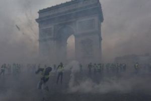 ALERTĂ. Arcul de Triumf a fost VANDALIZAT. Revoltă pe STRĂZILE oraşului