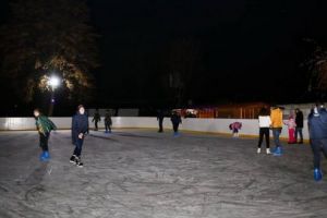 S-a deschis patinoarul din Reghin! Program şi tarife