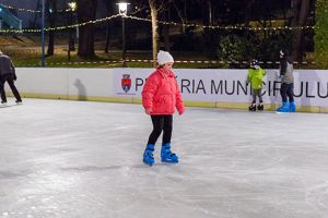Moş Nicolae îi aşteaptă pe copii la patinoarul din Deva