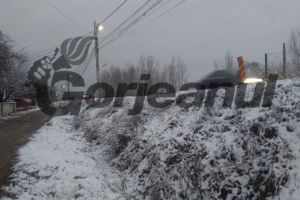 Firma, care a prestat lucrările de canalizare din Turcineşti, a lăsat câteva familii fără acces la strada principală!