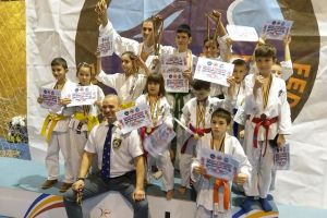 Zeci de medalii pentru karatiştii gorjeni