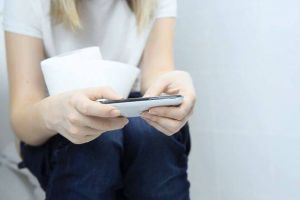 Există obiecte mai murdare decât capacul de toaletă: Telefoanele mobile