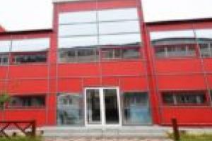 Distracţie… doar la vecini! Bazinul acoperit din Lugoj, inaugurat acum doi ani, rămâne închis şi în această iarnă