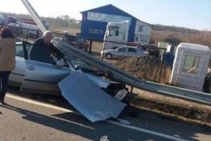 FOTO. Un şofer din Satu Mare s-a înfipt cu maşina în parapetul de pe DN1C