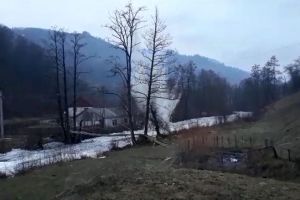 Intervenţia pirotehniştilor pentru spargerea zăporului de pe râul Rebra continuă