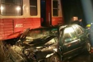 Tânăr la un pas de moarte: a intrat cu maşina într-un tren