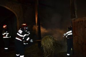 FOTO Noapte de foc pentru pompierii sibieni – Șură în flăcări la Dobârca