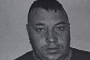 EVADAT periculos, cu poze pe Facebook. PRINS de TRUPELE SPECIALE ale Poliţiei Române. A ameninţat că ÎȘI TAIE GÂTUL