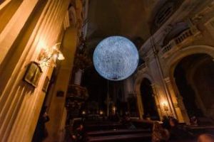 Luna uriaşă de la Biserica Piaristă poate fi vizitată din nou. Condiţiile sunt mult mai stricte