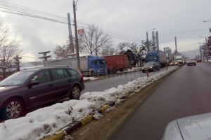 Artera principală a Sucevei, blocată de tiruri care aşteaptă să intre la Ambro