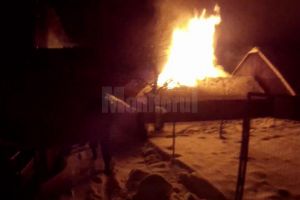 O familie cu doi copii a rămas fără locuinţă în plină iarnă, în urma unui incendiu violent
