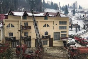 Turişti evacuaţi după un incendiu la un hotel din Vatra Dornei