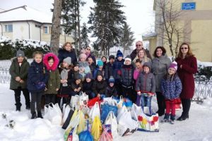 Donaţii din partea elevilor de la Moara pentru vârstnicii de la Căminul de bătrâni ...