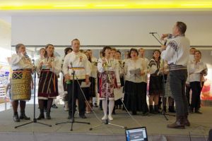 Zeci de copii şi persoane adulte cu dizabilităţi au prezentat ieri spectacolul „Deschide ...