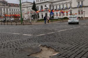 Primăria, acuzată că CHELTUIE SERIOS pe festivităţi şi luminiţe, dar nimeni nu se ocupă să remedieze CRATERUL din faţa Palatului Administrativ