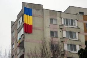 Imaginea zilei: Drapel urias pe un bloc din Baia Mare