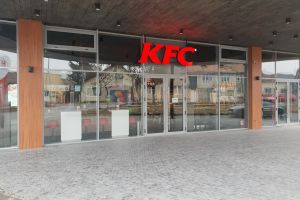 FOTO, VIDEO. S-a DESCHIS primul KFC din Alba Iulia/ Liber la Hot Wings, Crispy Strips sau Sandwiches & Wraps. Cum arată restaurantul proaspăt inaugurat