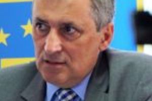 Guvernul nu are bani pentru minime investiţii în şcoli, care ar fi uşurat ghiozdanul elevilor. Senatorul Vela, revoltat!