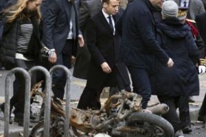 Țara îi ARDE şi Macron luptă contra ÎNCĂLZIRII globale