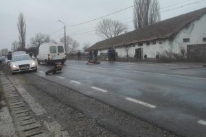 FOTOGALERIE. Accident grav în judeţ. Motocicletă ruptă în două pe şosea!