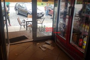 A intrat cu toporul într-o sală de jocuri şi a distrus tot! Au intervenit poliţiştii