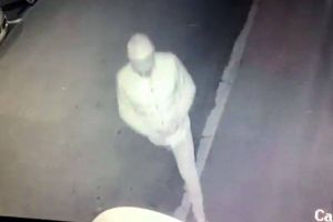 VIDEO Doi tineri care au vrut să spargă un bancomat la Sibiu, căutaţi de poliţie