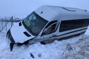 Accident cu opt răniţi, după ce un autoturism de teren a intrat într-un microbuz